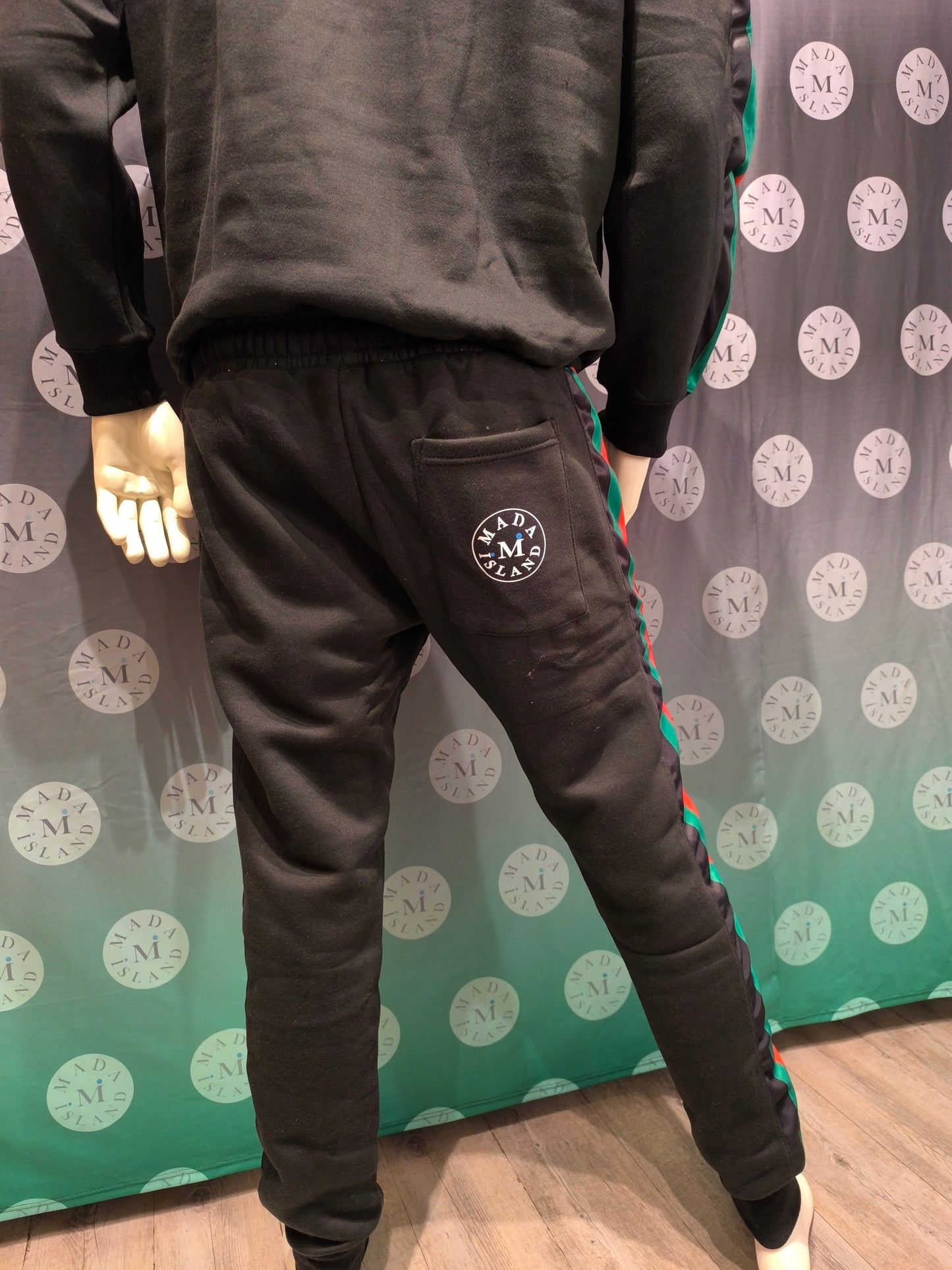 Ensemble NOIR Mixte martinique streetwear avec drapeau rouge vert noir