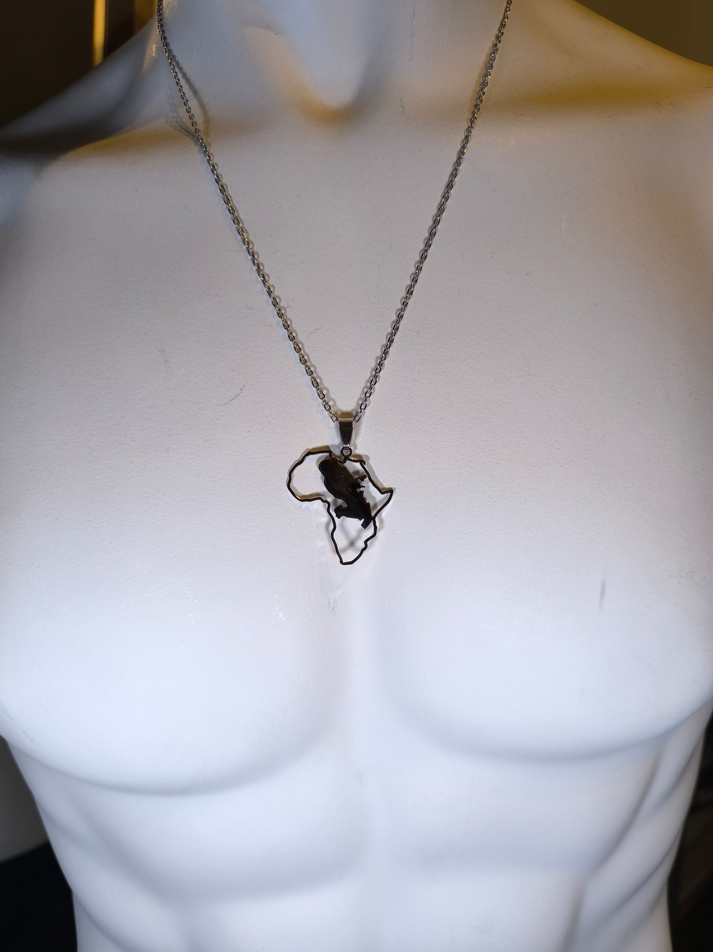 Pendentif et Chaine Doré ou Argent Carte Afrique avec Martinique 972
