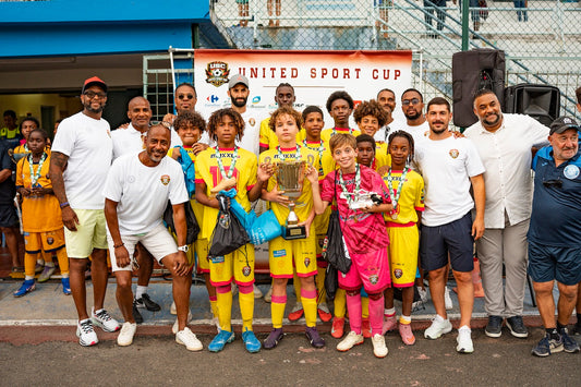Jeunes joueurs et organisateurs lors de la remise de la United Sport Cup au Diamant en Martinique