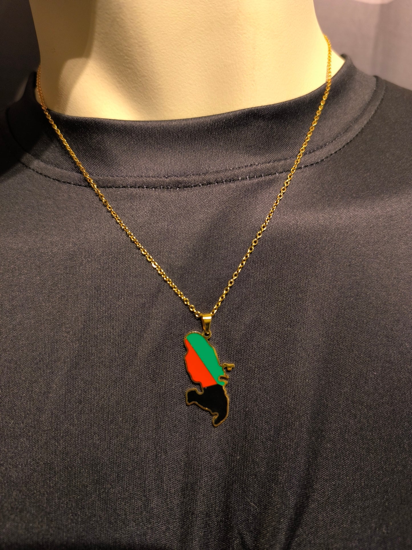 Pendentif et Chaine Doré ou Argent Carte Martinique Rouge Vert Noir