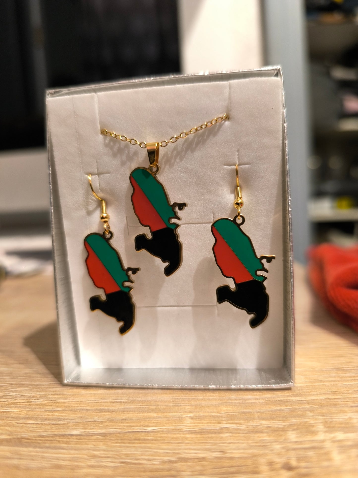 Parure Collier et Boucle d'Oreille Doré ou Argent Carte Martinique Rouge Vert Noir
