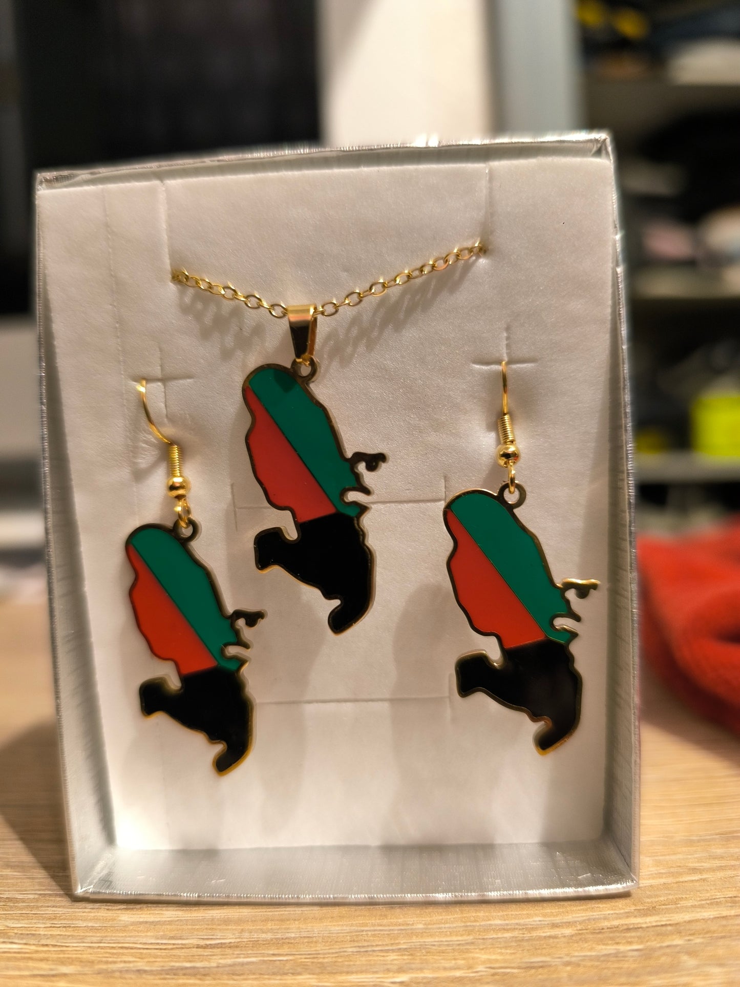 Parure Collier et Boucle d'Oreille Doré ou Argent Carte Martinique Rouge Vert Noir