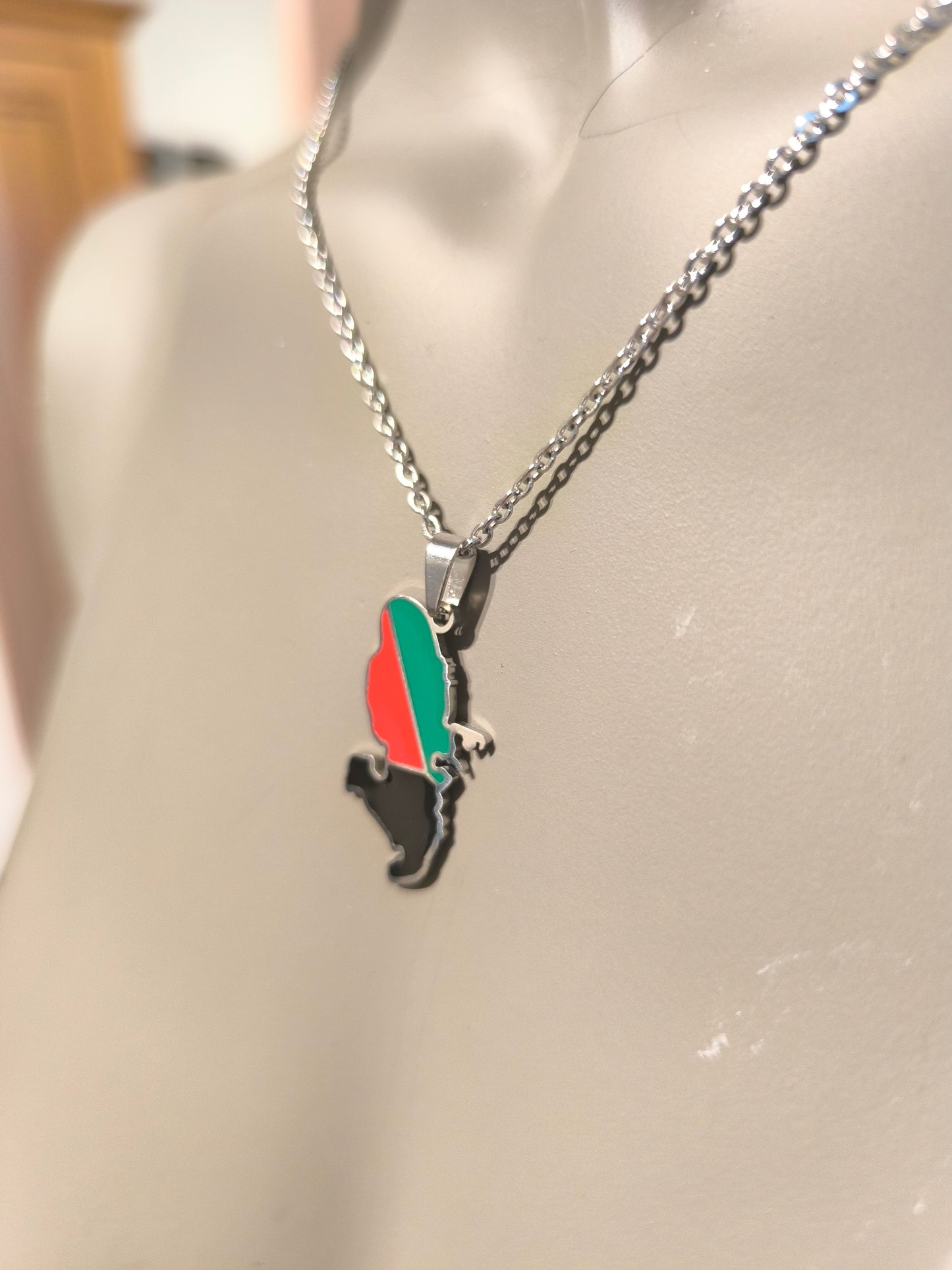 Pendentif et Chaine Doré ou Argent Carte Martinique Rouge Vert Noir