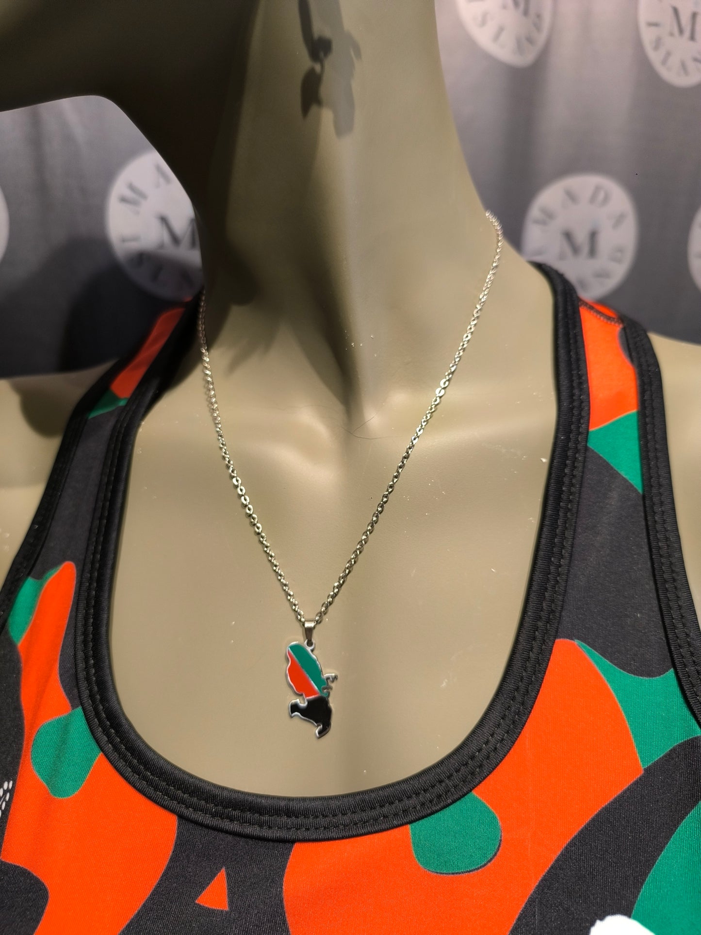 Parure Collier et Boucle d'Oreille Doré ou Argent Carte Martinique Rouge Vert Noir