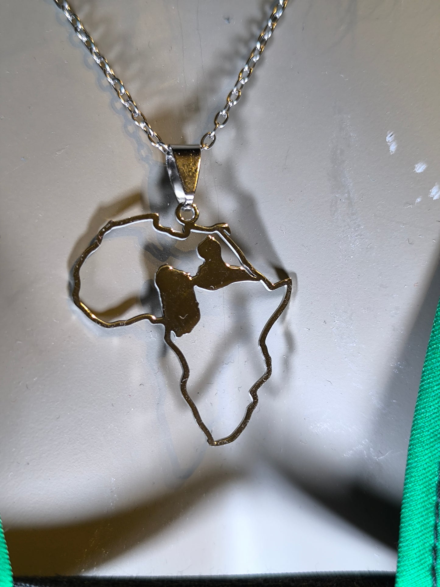 Pendentif et Chaine Doré ou Argent Carte Afrique et guadeloupe 971