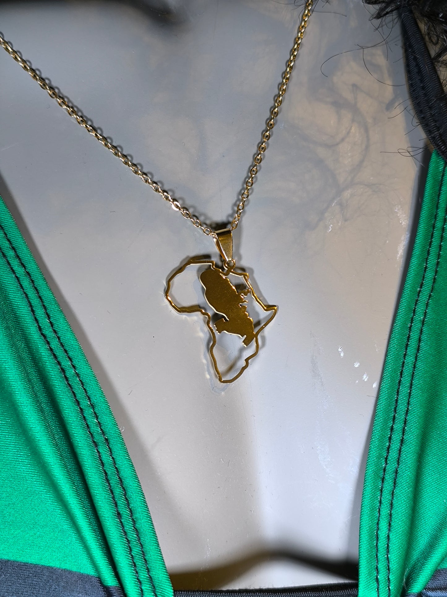 Pendentif et Chaine Doré ou Argent Carte Afrique avec Martinique 972