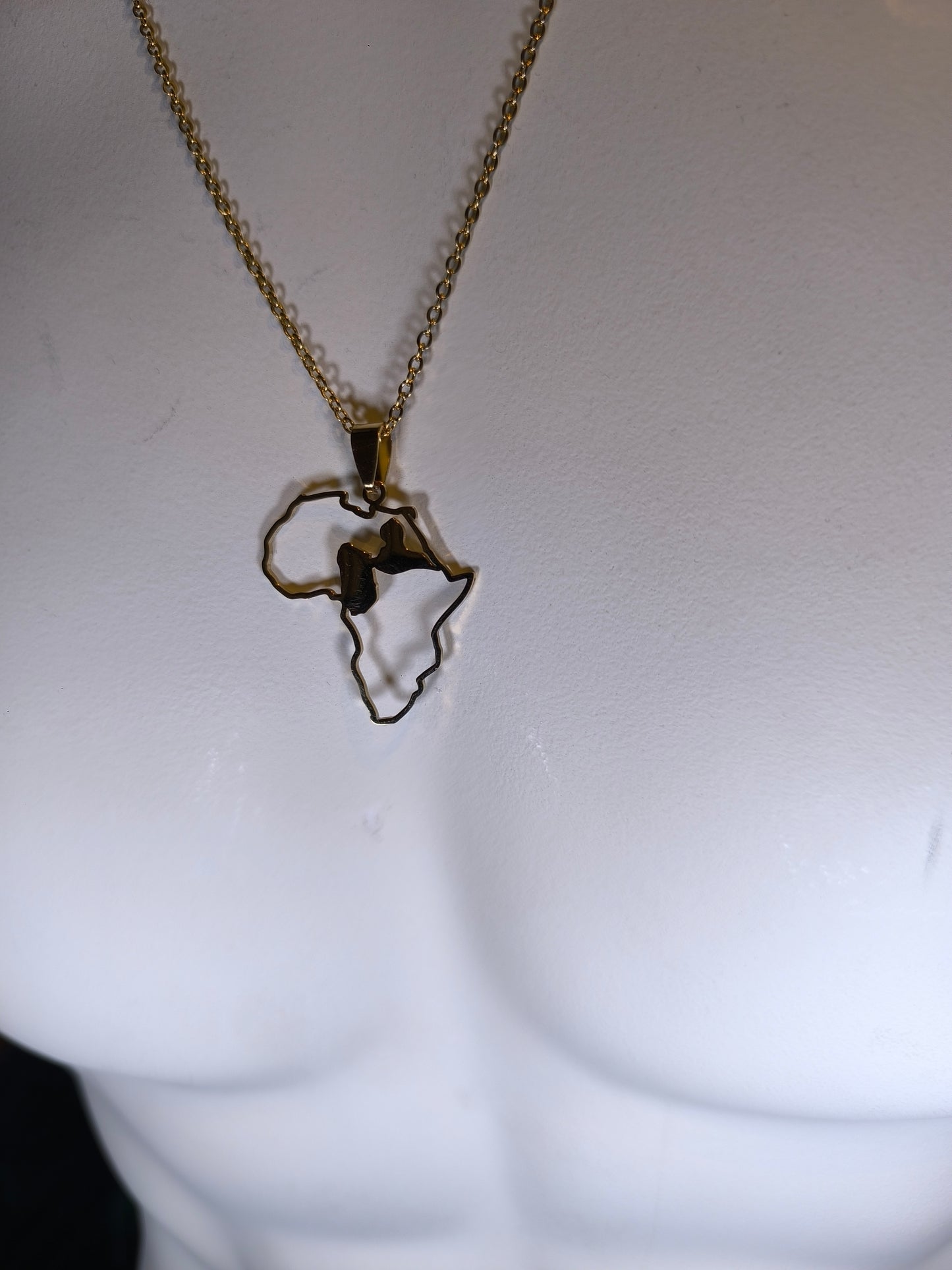 Pendentif et Chaine Doré ou Argent Carte Afrique et guadeloupe 971