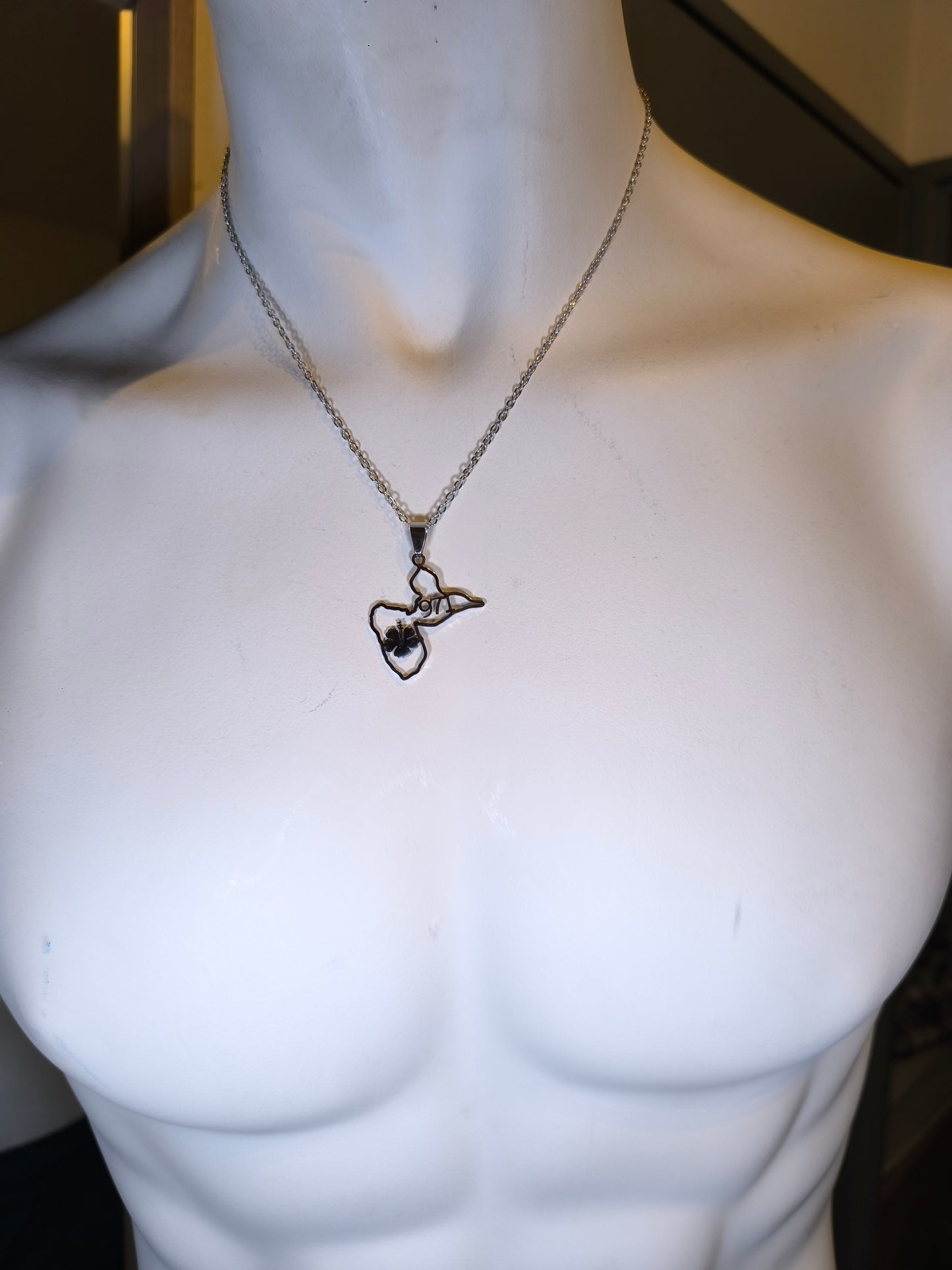 Pendentif et Chaine Doré ou Argent Carte guadeloupe 971