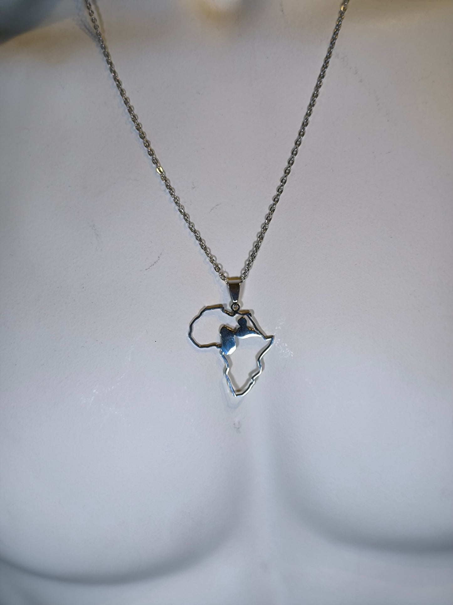 Pendentif et Chaine Doré ou Argent Carte Afrique et guadeloupe 971
